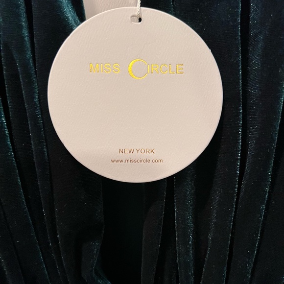 Green velvet gown floor length (for some) - Picture 5 of 6